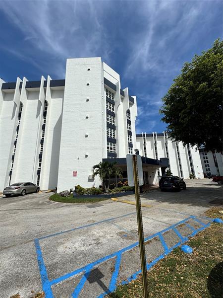 Building Photo - 9688 Fontainebleau Blvd