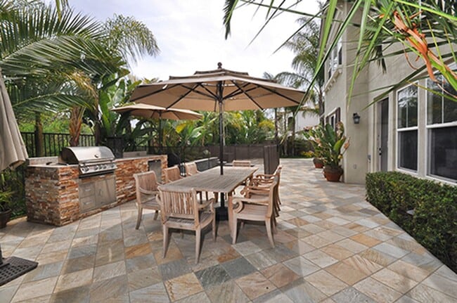 Building Photo - Simply Gorgeous 4+ BR Home with many Amenities!!!