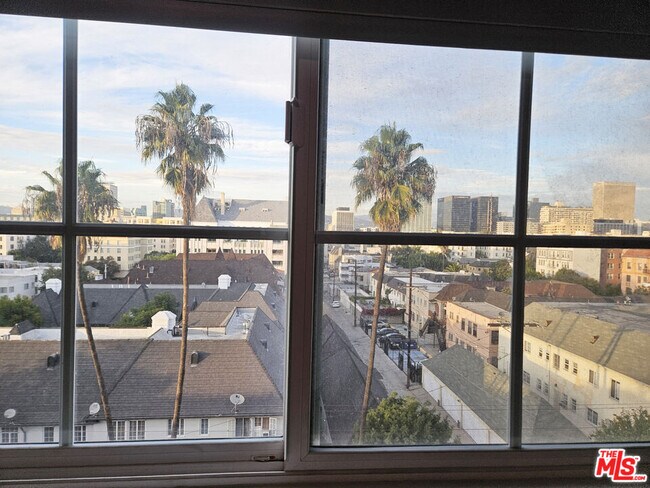 Building Photo - 944 S Serrano Ave