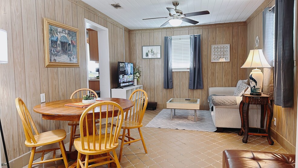 Building Photo - 3033 Parkwood Dr