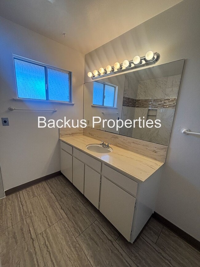 Building Photo - Wonderful newly remodeled duplex located in South Salinas