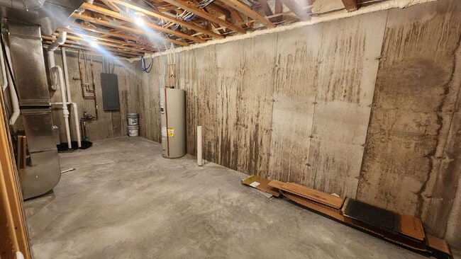 Building Photo - 5 Bedroom, 3 Full Bathroom House with 3 Ca...