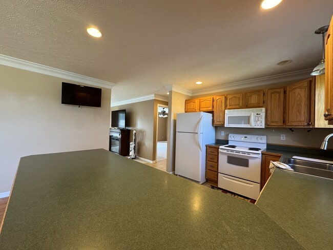Building Photo - 36 Bayley Dr