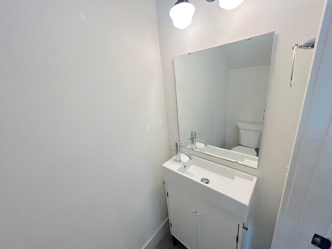 Building Photo - 2 BEDROOM | 2.5 BATH | BALCONY