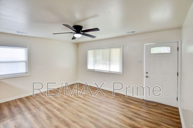 Building Photo - 1923 Bancroft Dr