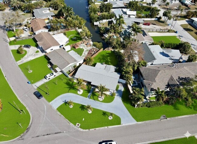 Building Photo - 1500 Carson Cir NE