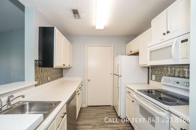 Building Photo - 2011 N Hwy 17