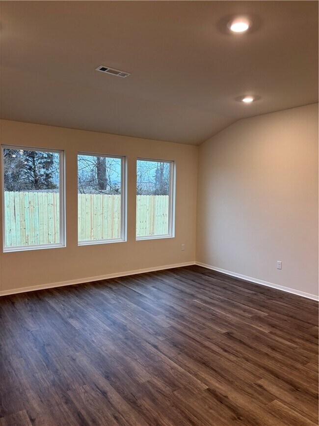 Building Photo - 6608 NW Altus St