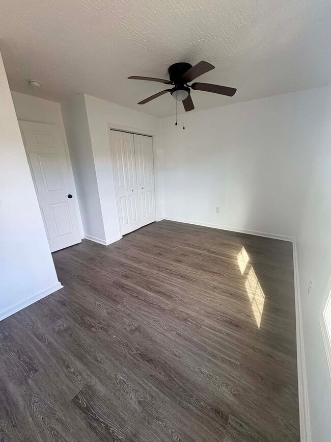 Building Photo - Country Living Home!