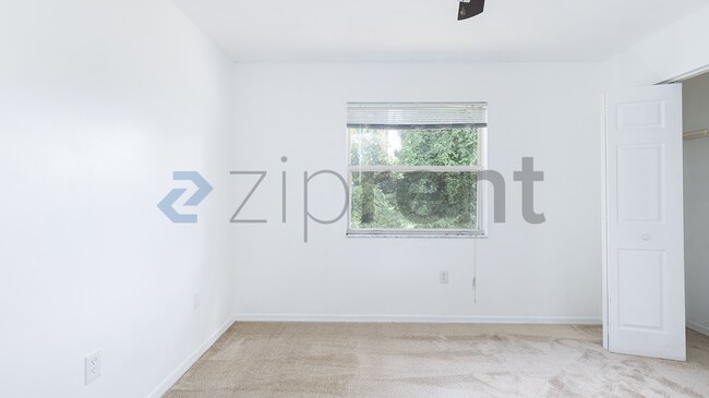 Building Photo - Unit