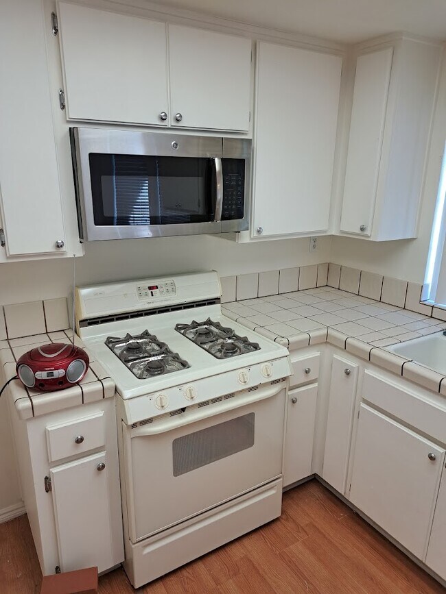 Stove and Microwave in Kitchen - 37727 Maureen St