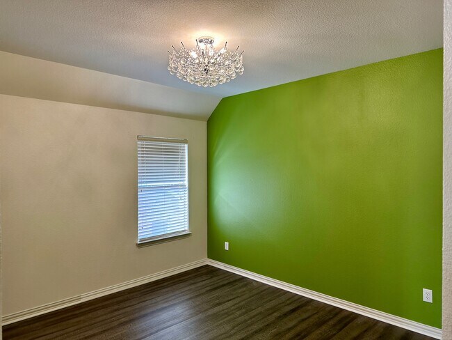 Building Photo - 928 Falcon Dr