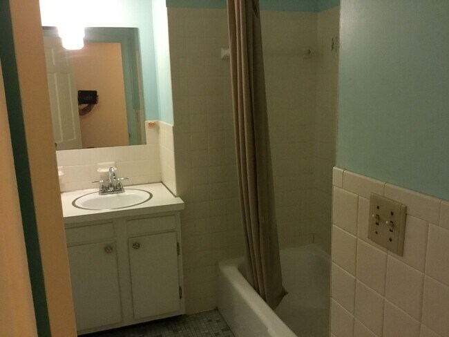 Building Photo - ENJOY THE COMFORTS OF ONE-FLOOR LIVING!