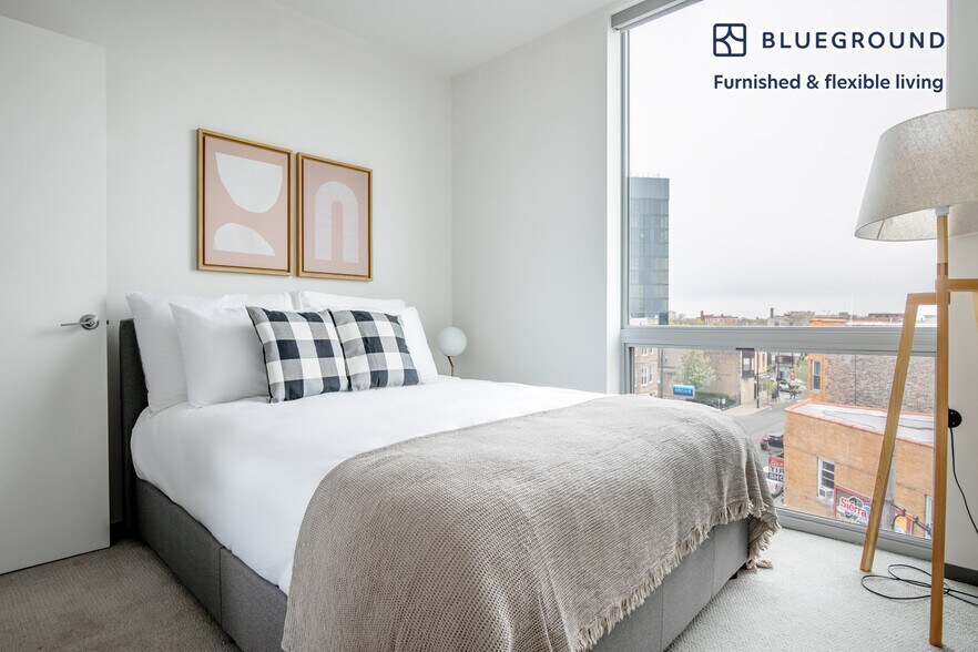 Building Photo - 2340 N California Ave