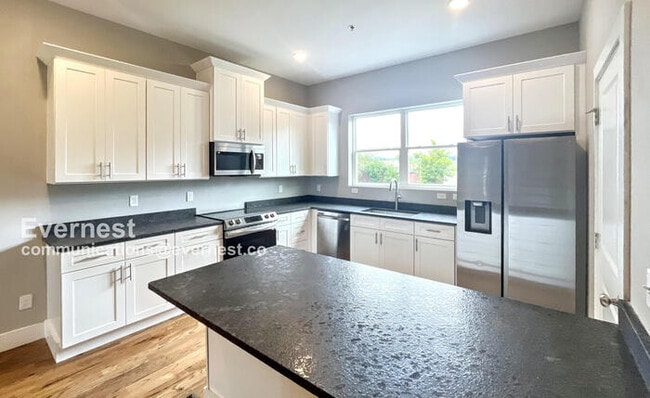 Building Photo - 50% Off First Month Rent! Spacious 4-Bedroom Home with Modern Amenities / Pet-Friendly / Availabl...