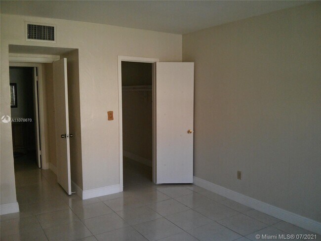 Building Photo - 13751 SW 90th Ave