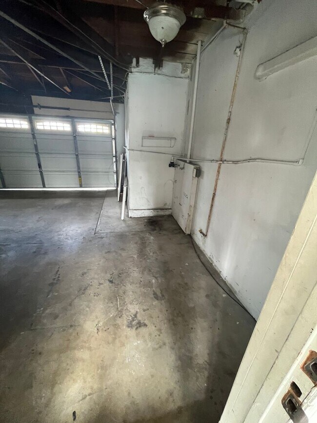 Building Photo - 3-bedrooms 2-bathrooms House for rent in Covina