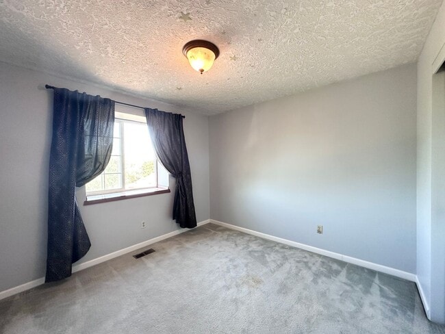 Building Photo - 3 Bed 2.5 Bath 3 Level Home w/ Furnished B...