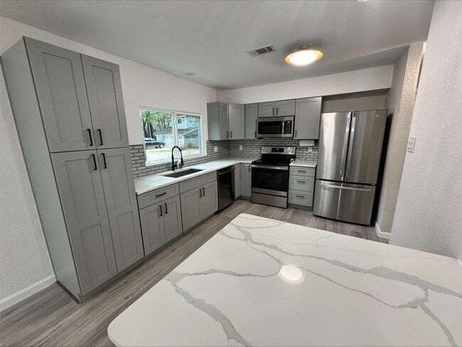 Building Photo - 1004 E Red Cedar Cir