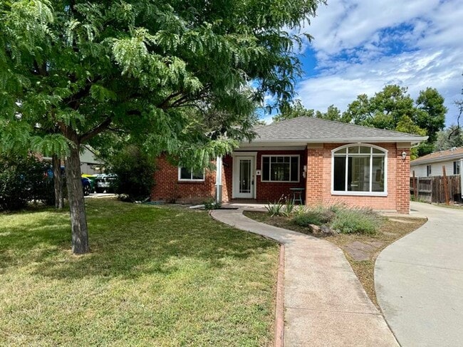 Building Photo - Beautiful 2 bedroom, 1.5 bathrooms plus an office!! Available NOW!