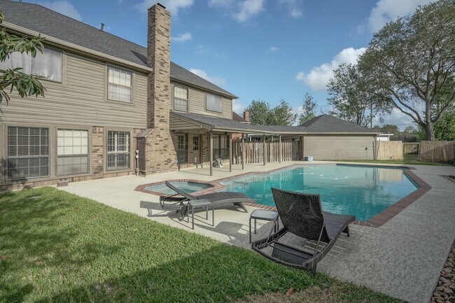 Building Photo - 2108 Lakeway Dr