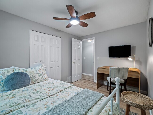 Building Photo - 5012 Hollyview Dr