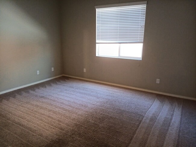 Building Photo - Beautiful 3 Bedroom 2 Bathroom home! Showi...