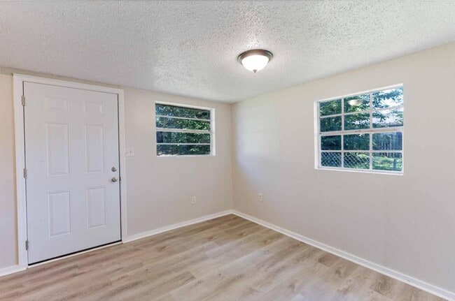 Primary Photo - 1570 Chippewa Ave SE