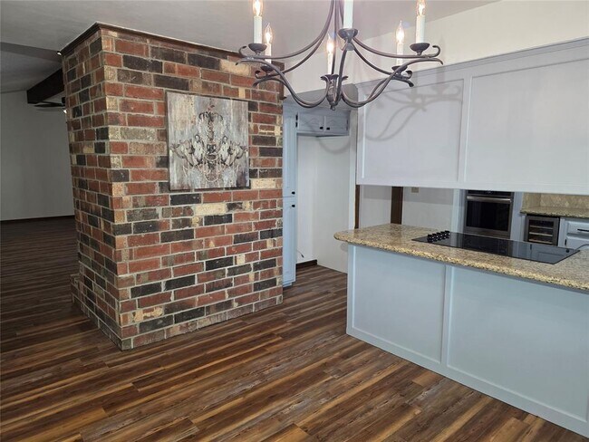 Building Photo - 8100 N Bridgeport Ln