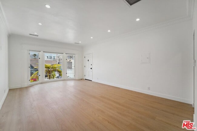 Building Photo - 9122 W 3rd St