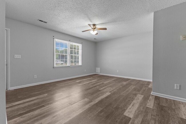 Building Photo - Charming 2 Bedroom Apartment