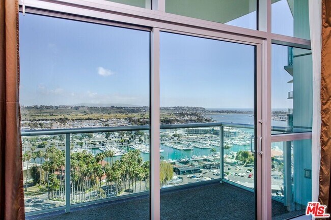 Building Photo - 13700 Marina Pointe Dr