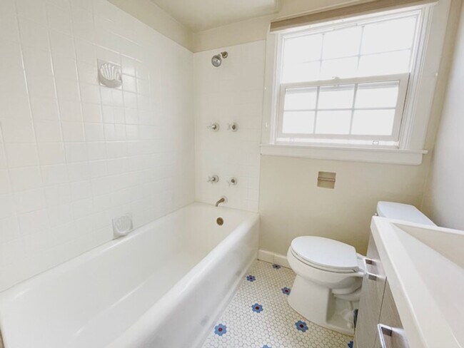 Building Photo - 3Bedrooms 2Baths In a Quiet Area W/Detached Garage/Hook Ups