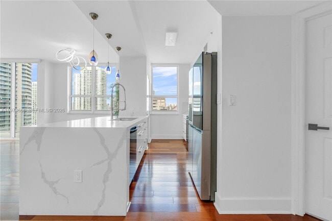 Building Photo - 1155 Brickell Bay Dr