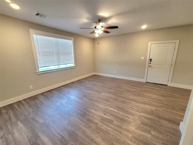 Building Photo - 1620 Crestdale Dr