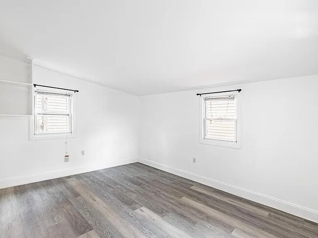 Building Photo - 61-61 Glenwood Rd