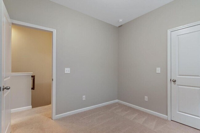 Building Photo - End Unit Townhome Available in Apex!