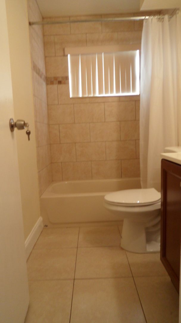 Building Photo - 3BED/2BATH house with Large fenced backyard and split floorplan!