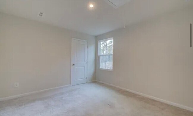 Building Photo - Spacious 4/2.5 Move In Ready Now