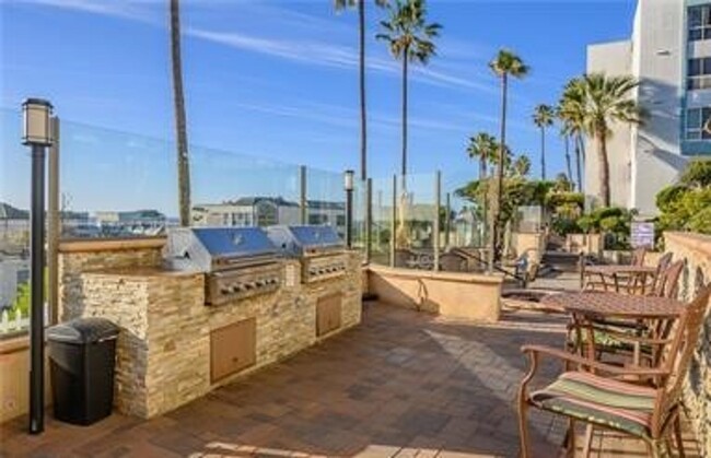 Building Photo - Totally Updated Ocean View 1 bedroom in Th...