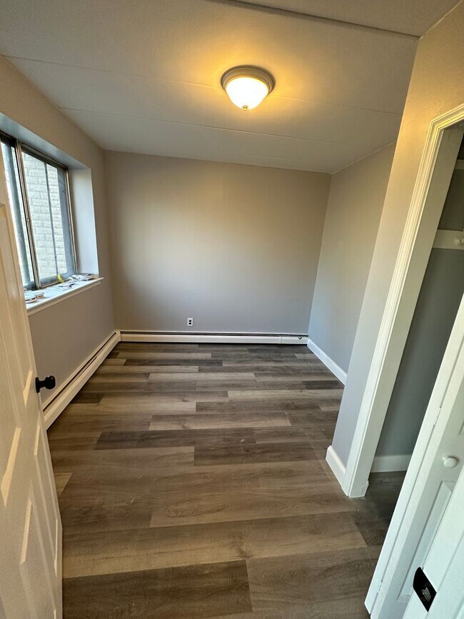 Building Photo - Remodeled Meadowood Condo Unit  3 beds 2 full baths (heat, water, sewer included great value)