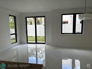 Building Photo - 4141 S oaks Pl