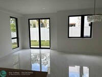 Building Photo - 4141 S oaks Pl