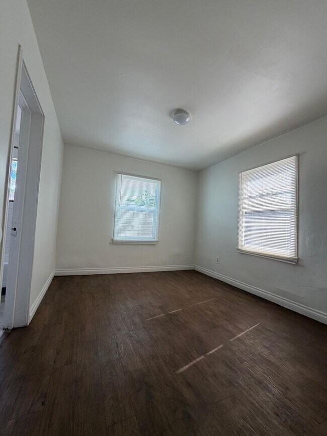 Building Photo - 313 S Lemon St