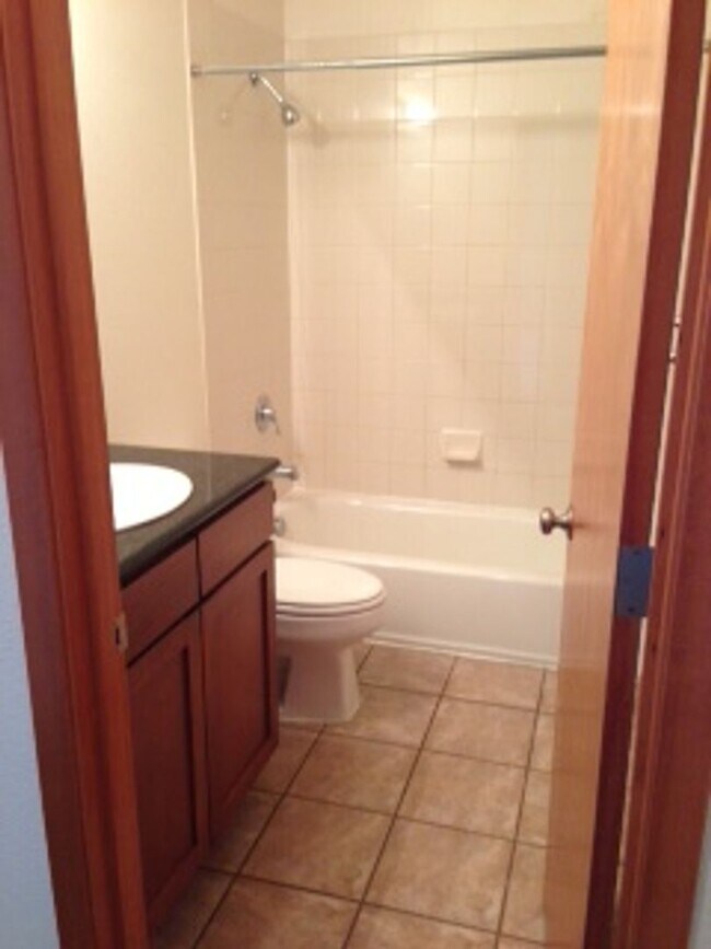 Building Photo - 1 Bed 1 Bath Waterfront Condo Available NOW! Water/Sewer/Trash included!