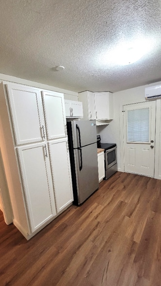 Building Photo - 2100 Hill Top Ct