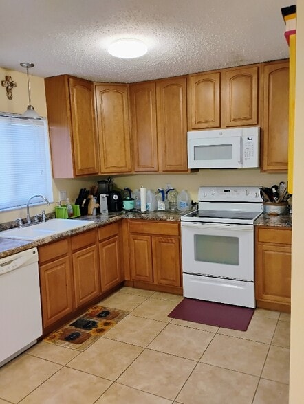 Building Photo - 45 Brewster Ln