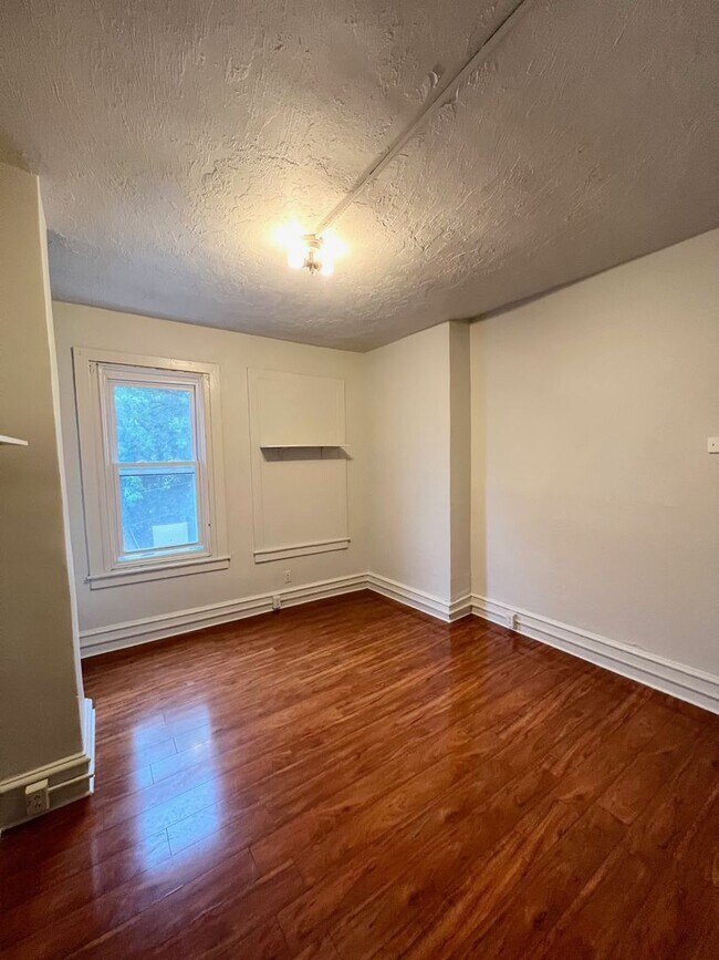 Building Photo - Spacious 3 or 4 Bedroom 2 Bathroom Available in Oakland, Modern Updates and Great Front Porch and...