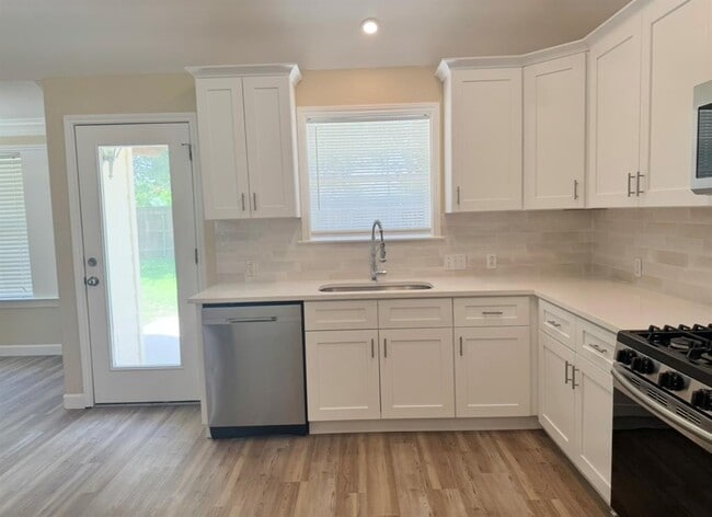 Building Photo - 1306 Meadow Cove