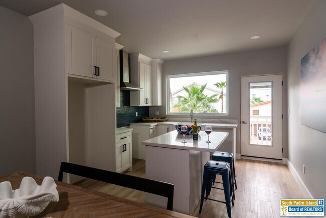 Building Photo - 111 W Sunny Isle Dr